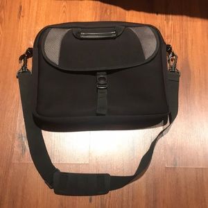 Foray black laptop case. 3 pockets. Adjustable